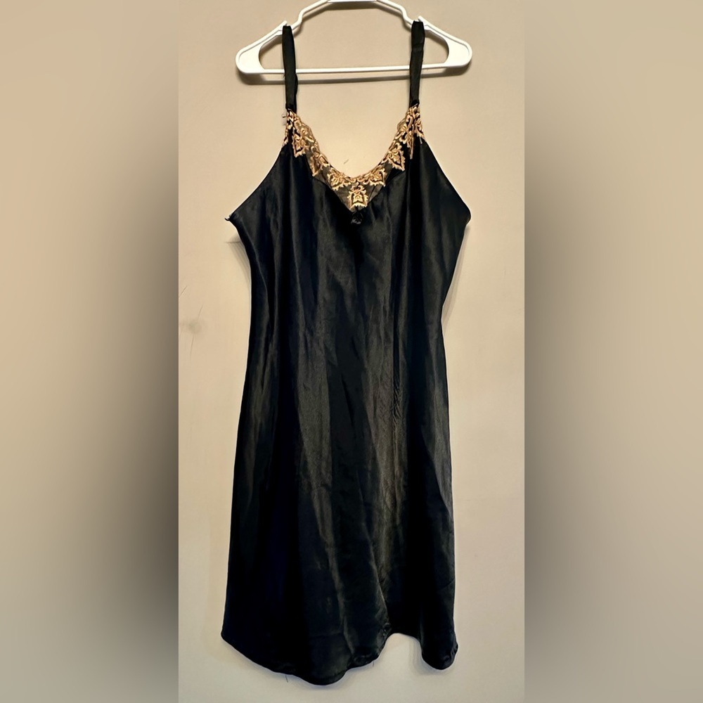 Vintage Y2K Era Secret Treasures Black Chemise with Gold Accents XL - Picture 2 of 8